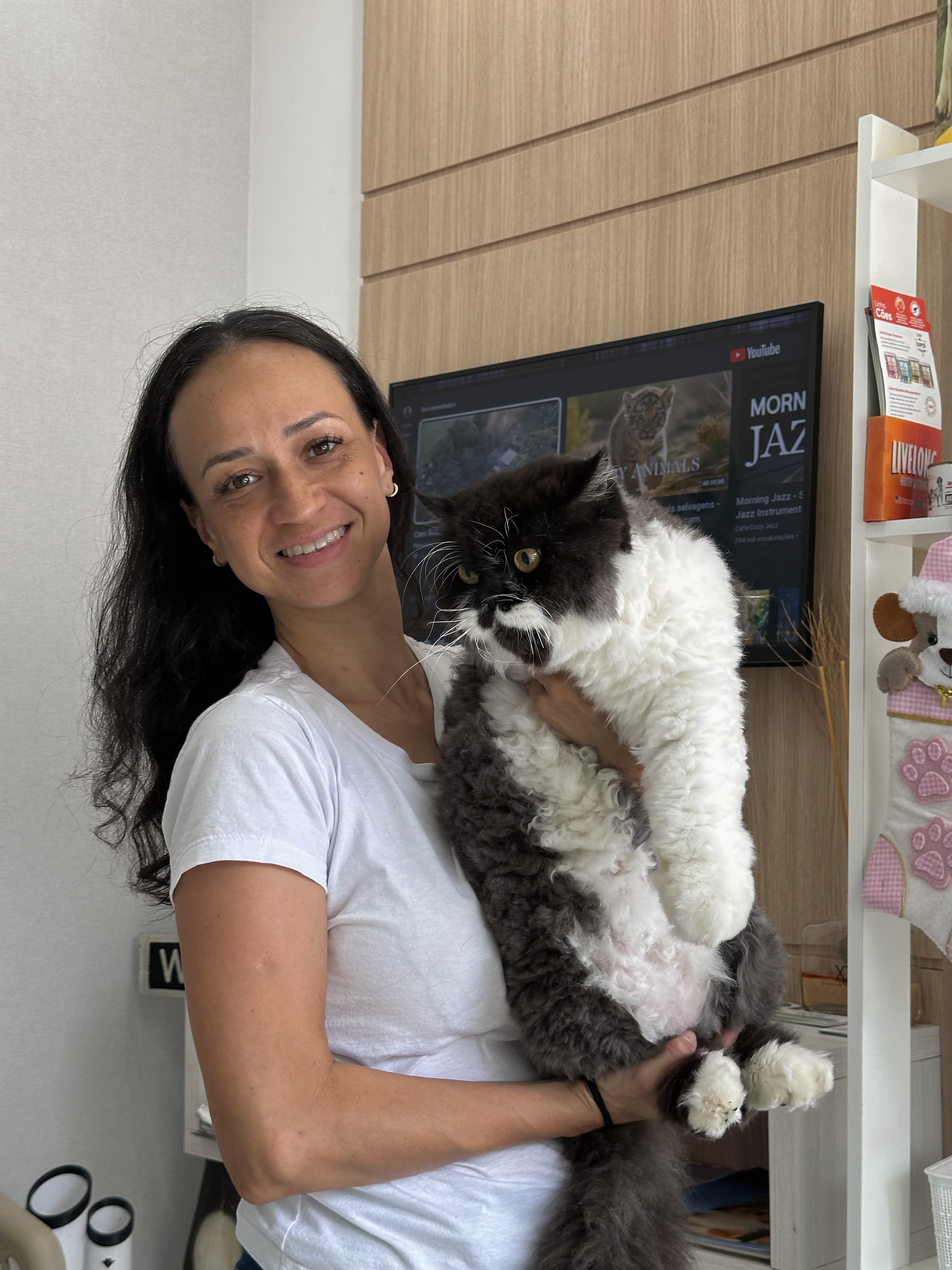 Veterinária da Vetbichos com gato preto e branco em ambiente de consulta